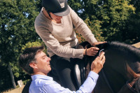 智能馬鞍利用壓力傳感器  電信號提示騎者改善姿勢