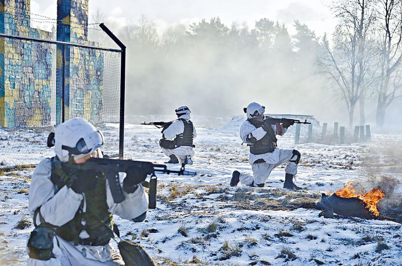 俄軍25日在莫斯科一個軍事訓練場演練。美聯社