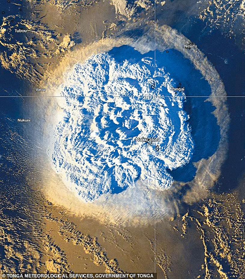 衛星圖像顯示，火山灰雲壯觀如二戰核爆蘑菇雲。網上圖片