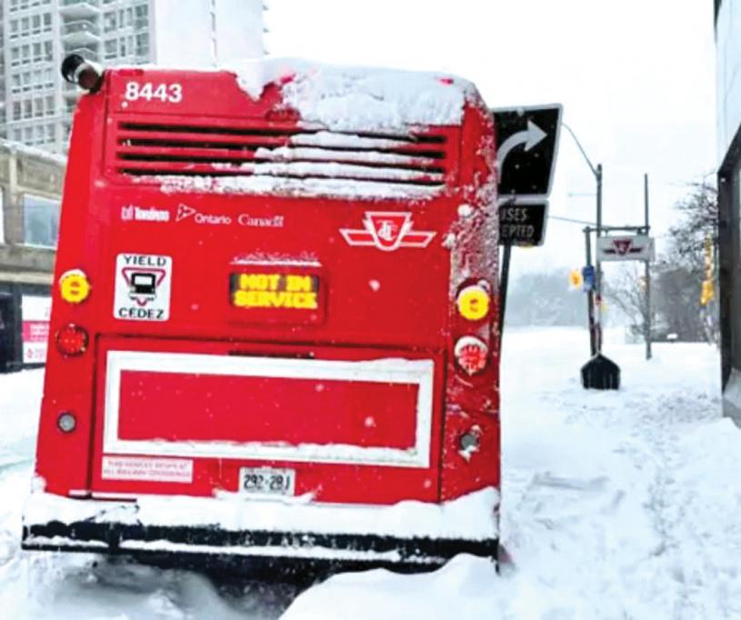 ■巴士陷在積雪裏，動彈不得。網上圖片