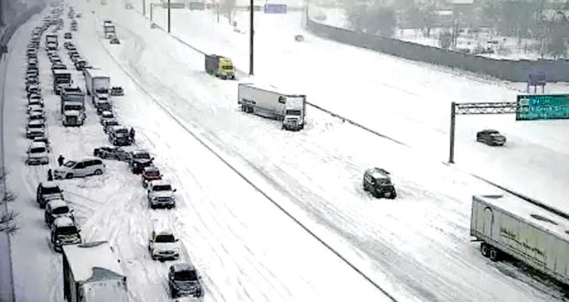 ■雪暴引致兩條高速公路數以萬計汽車被困，多警即時宣布關閉道路。Global 