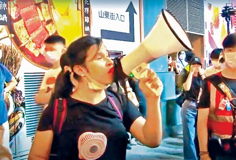 ■陆耀辉在旺角街头宣传民主运动。YouTube