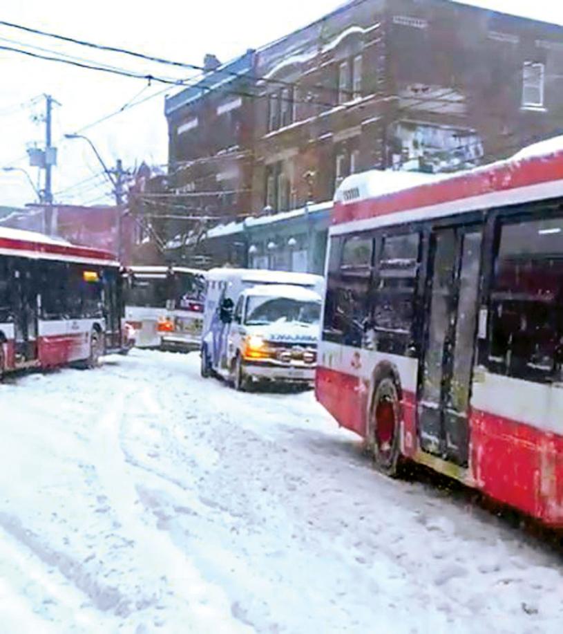 ■在暴風雪影響下，大量巴士街車「擱淺」。網上圖片