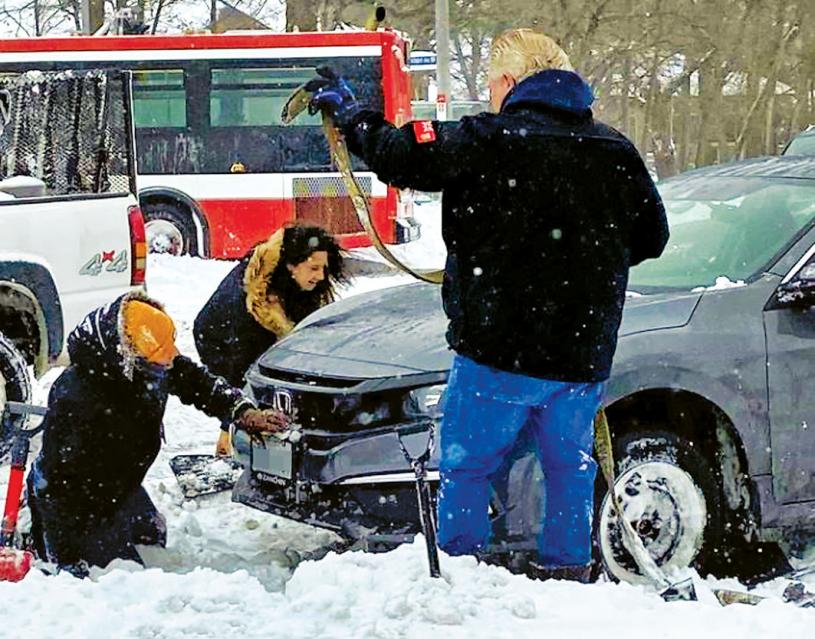 ■福特協助受困車輛駛離雪堆。省長辦公室