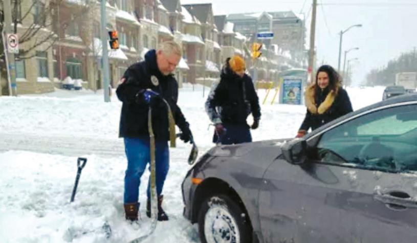 ■福特協助受困司機剷雪。省長辦公室