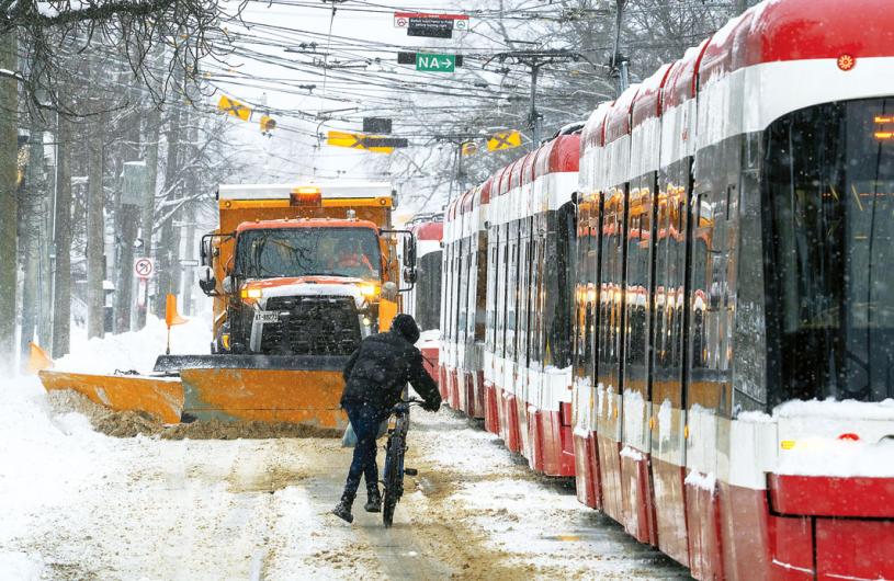 ■雪暴之下，一排公車被迫停在路邊。加通社資料圖片