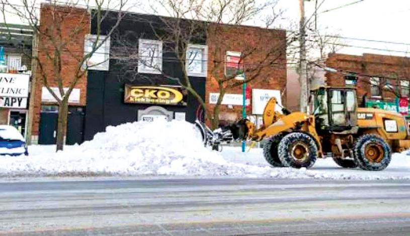 ■多倫多清理道路積雪工作，會每天24小時進行。星報