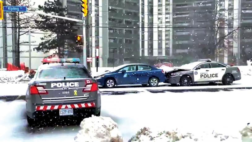 ■一辆多伦多警队的警车，撞上一辆私家车车尾，引致一名男子受伤。CityNews
