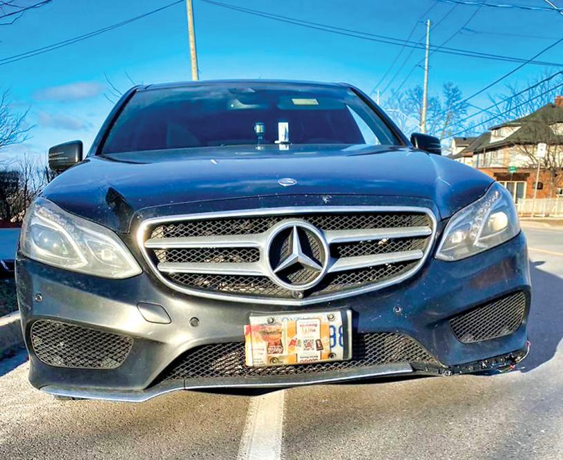 ■被截查的汽车前面车牌，被塞入一张连锁快餐厅优惠券。尼亚加拉地区警方图片
