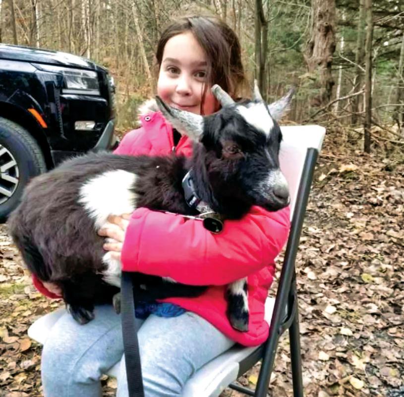 ■小朋友抱着山羊爱不释手。Instagram