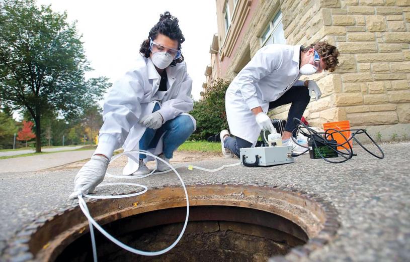 ■研究人员正抽取污水样本作化验。 星报图片