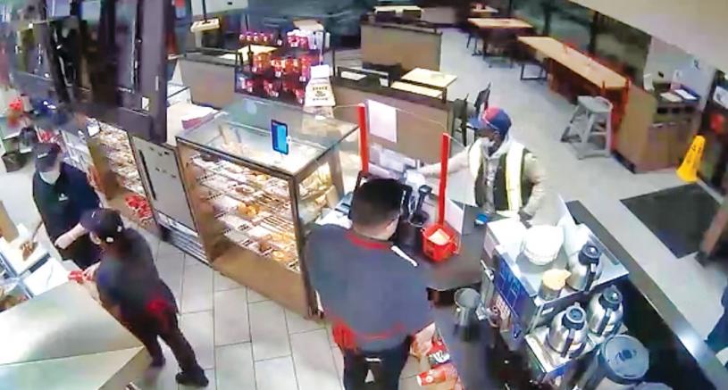 ■警方正在尋找潑咖啡的男子。 視頻截圖