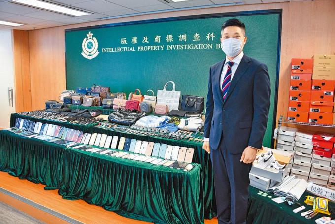 高級督察梁文聰展示海關搜出的冒牌貨。