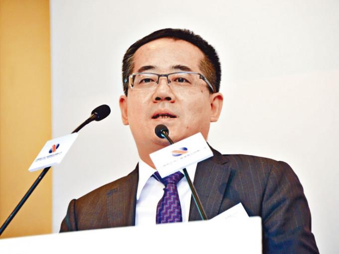 图为中国信达总裁助理梁强，宣布取消认购阿里巴巴旗下重庆蚂蚁消费金融股权交易。