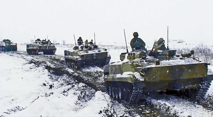 俄國防部昨日發布照片，顯示坦克在西部羅斯托夫演習。　