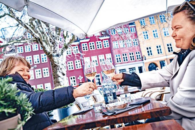 丹麥去年四月放寬防疫措施時，民眾在首都哥本哈根一家餐廳飲酒。　
