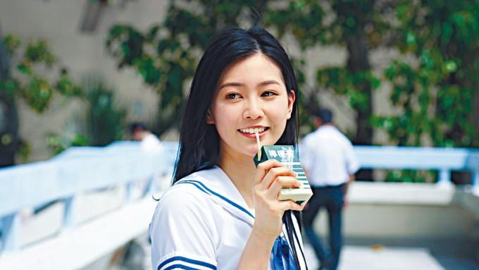 郭柏妍重现当年柠檬茶广告造型，引起热议。