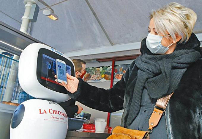 法國里爾一間餐廳的機器檢測客人的疫苗通行證。