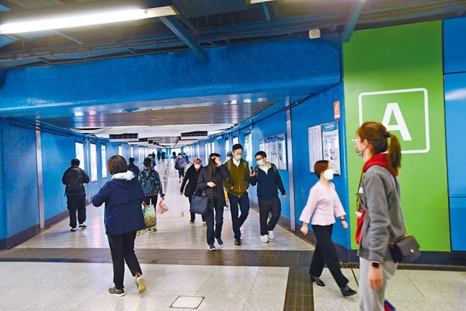 被指可能出現傳疫的美孚港鐵站A出口的隧道位置，平日人流不少。