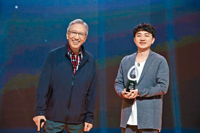 王祖藍去年頒發「殿堂聲演獎」給恩師盧雄。
