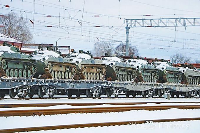 一批俄羅斯坦克運至靠近烏克蘭邊境。　