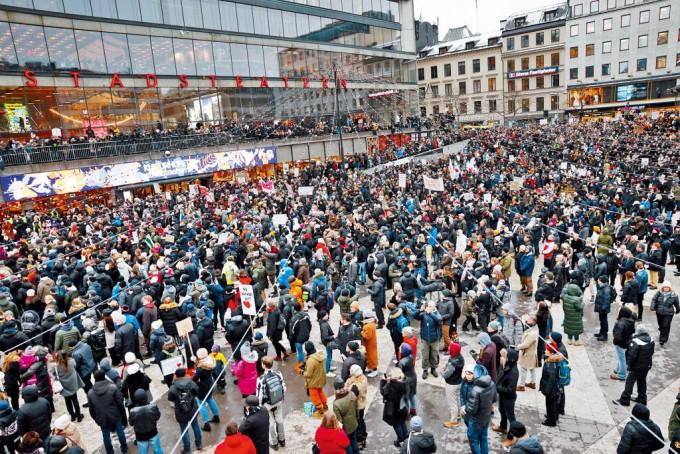 瑞典示威者上周六在首都斯德哥爾摩集會，反對政府實施疫苗護照措施。
