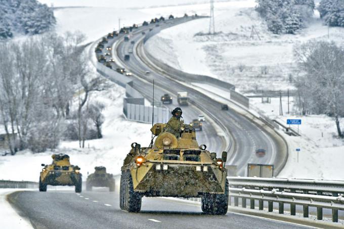 克里米亚周二有大批俄军装甲车在公路上行走。