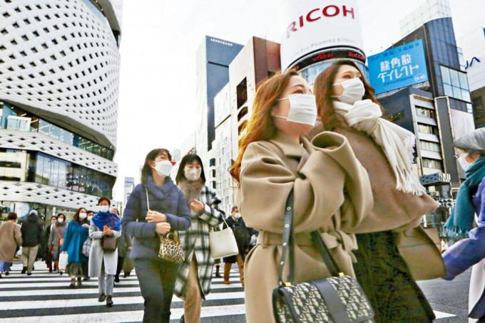 東京行人周二都戴上口罩防疫。
