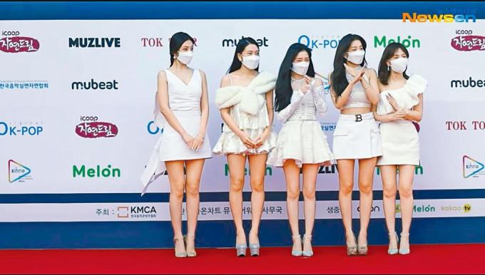 Red Velvet出席颁奖礼拒脱口罩拍照，但其后屈服。