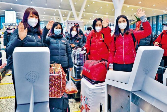 京張高鐵冬奧列車昨日開啟服務，乘客都戴口罩防疫。