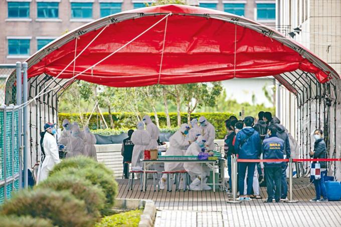 台灣遠雄自由貿易港區內設置緊急篩檢站，為園區內的工廠員工，進行篩檢。