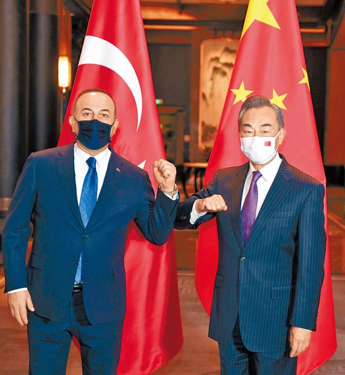 王毅（右）同土耳其外長在無錫會面。