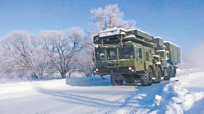 俄罗斯地对空S-400凯旋导弹系统的雷达车，周五驶往白俄罗斯准备参加军演。