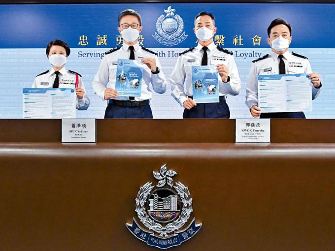 左起：劉賜蕙、蕭澤頤、郭蔭庶及袁旭健，在記者會上講述去年治安情況及警務工作。