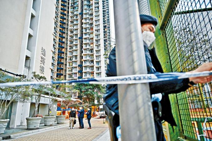 警員在逸葵樓四周設封鎖綫，嚴格控制居民進出。