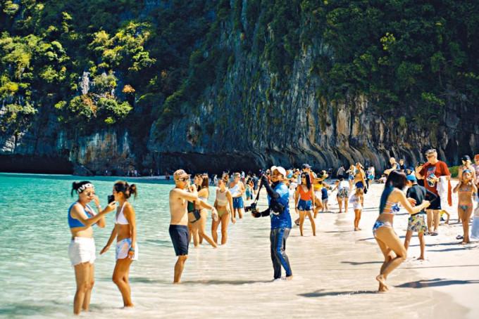 泰國瑪雅灣的遊客。