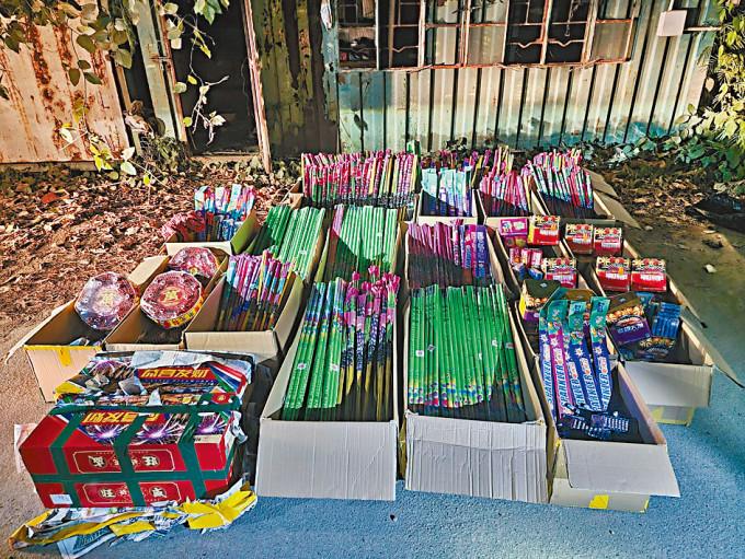 警方在弃置货柜搜出三百公斤烟花爆竹。