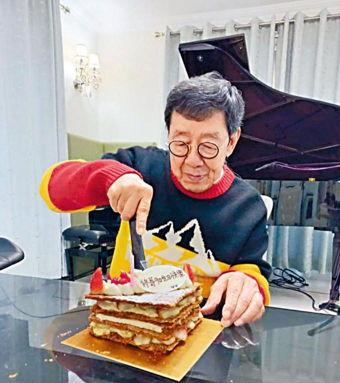 胡枫在好友杜自持家中切蛋糕庆生。
