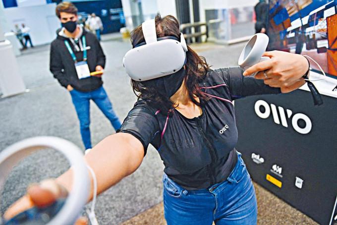 本月初在拉斯維加斯舉行的美國消費電子展上，有參展者示範虛擬實境體感背心。 