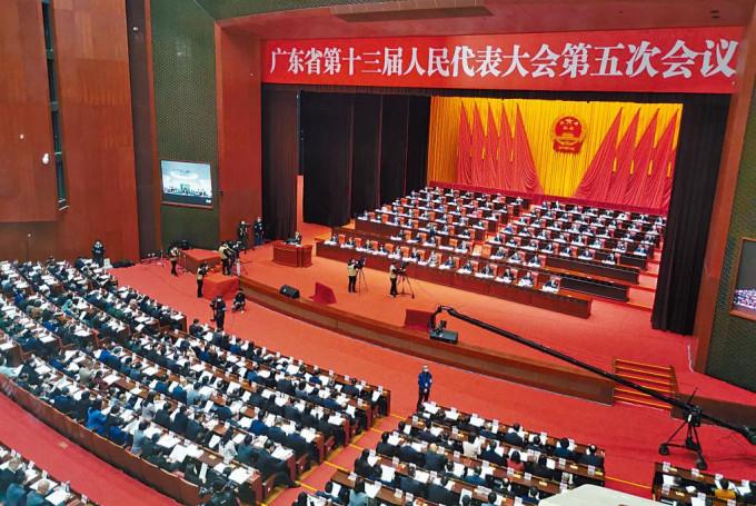 广东省人大会议昨日开幕，将GDP增长定位百分之五点五。