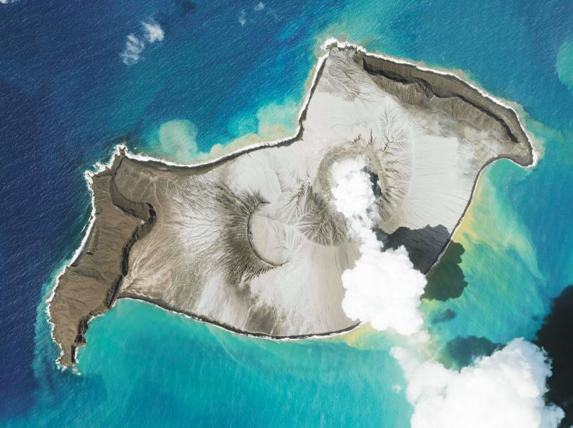 衛星圖片顯示，1月7日，洪加湯加火山正在冒煙。美聯社
