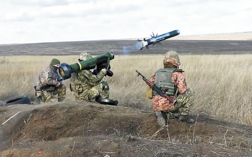 烏克蘭士兵日前在軍演中使用美國「標槍」反坦克導彈系統。美聯社