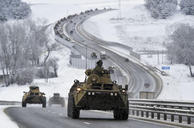 俄羅斯已在烏克蘭附近集結大約10萬名士兵。圖為俄羅斯裝甲車車隊行駛在克里米亞公路上。美聯社