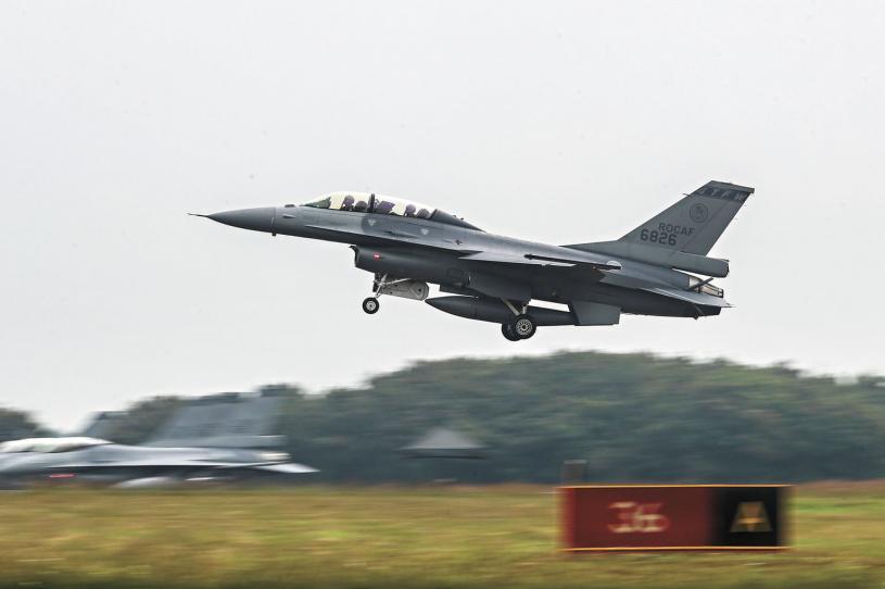 台军F-16V战机加强战备训练。中央社