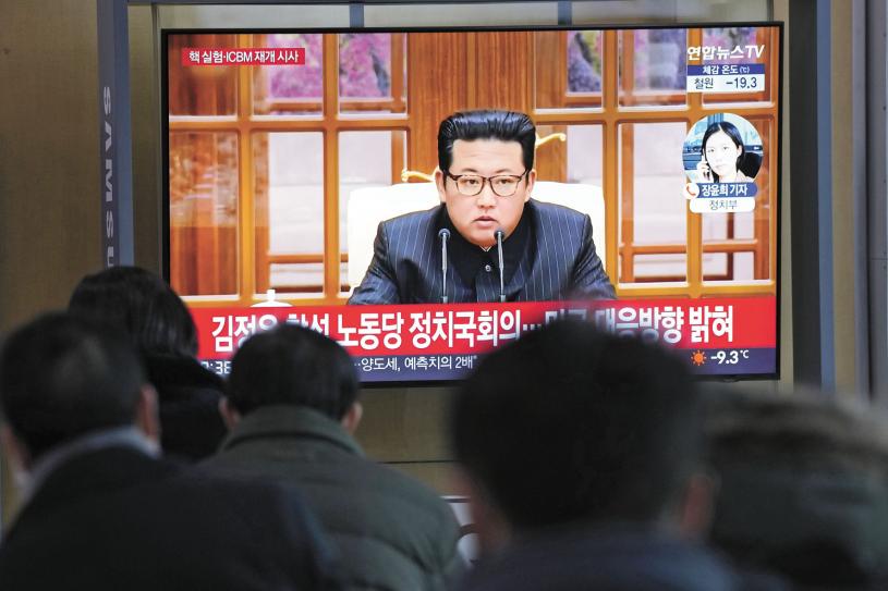 朝鮮最高領導人金正恩疑暗示朝鮮將重啟核試及試射洲際彈道導彈。圖為在韓國首爾火車站，乘客觀看電視中有關朝鮮的新聞。美聯社