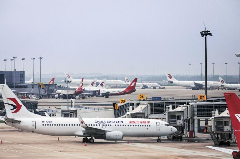 美國宣布將暫停4家中國航空公司從美飛往中國的44個航班，以反制中國暫停部分自美入境航班的決定。圖為一架中國東方航空的航班停在上海浦東國際機場停機坪上。彭博社