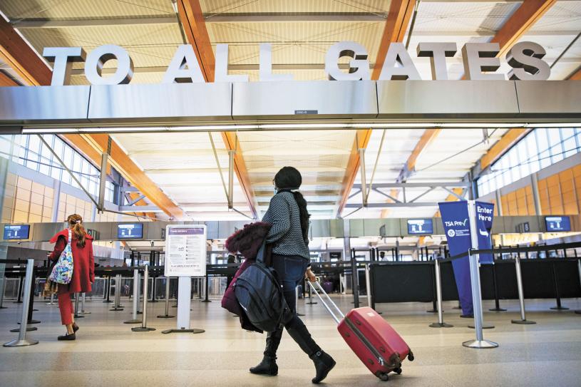 自疫情爆发以来，中美频现航权争端。图为北卡州莫里斯维尔机场内一名携带行李的旅客。彭博社