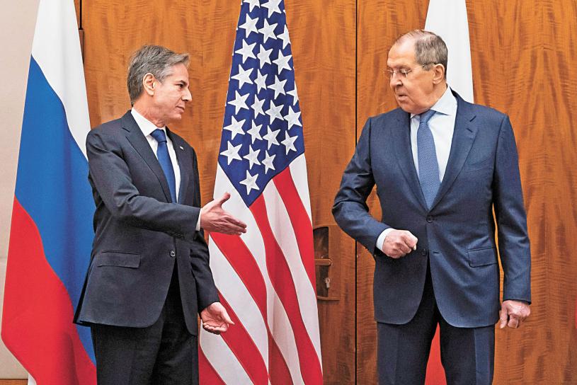 美國國務卿布林肯（左）與俄羅斯外交部長拉夫羅夫21日在瑞士日內瓦會談。美聯社