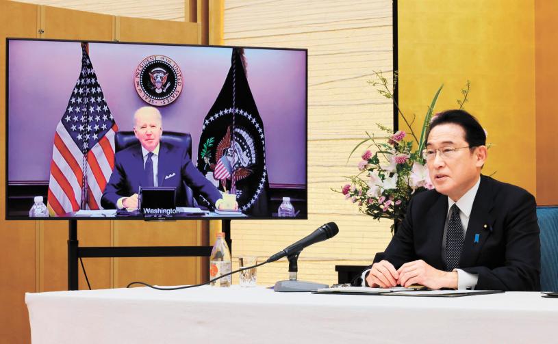 日本首相岸田文雄与美国总统拜登举行视频会议。美联社