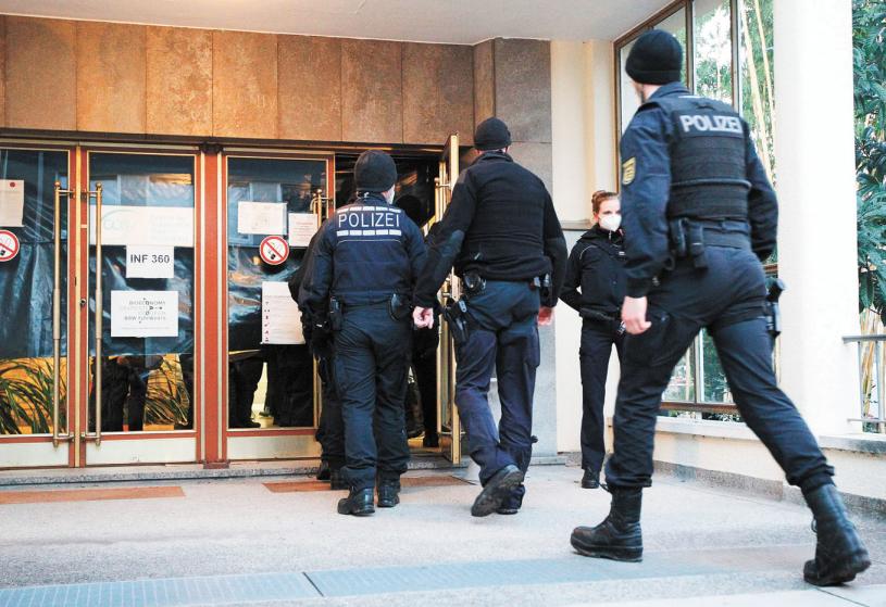 德國海德堡大學24日發生校園槍案擊後，警方封鎖現場，並仔細勘察。美聯社/法新社